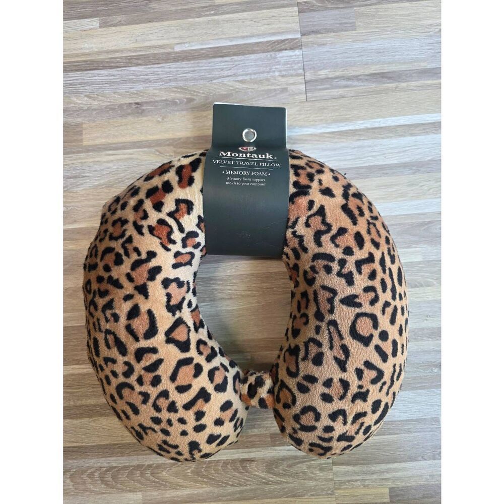 🇬🇪🔸️NWT Montauk Animal Print Velvet Memory Foam Travel Pillow